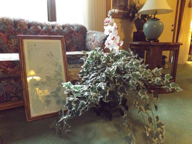 lot 345 image: Variety Of Home Dcor Items
