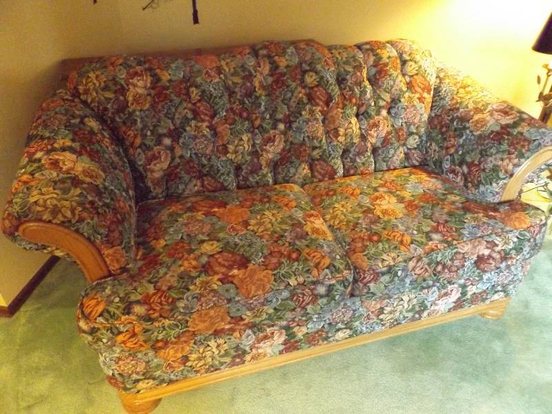lot 350 image: Wood Trimmed Floral Loveseat