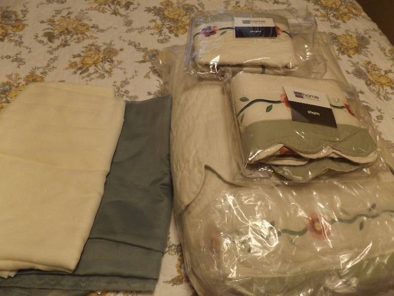 lot 367 image: Quilt and Shams