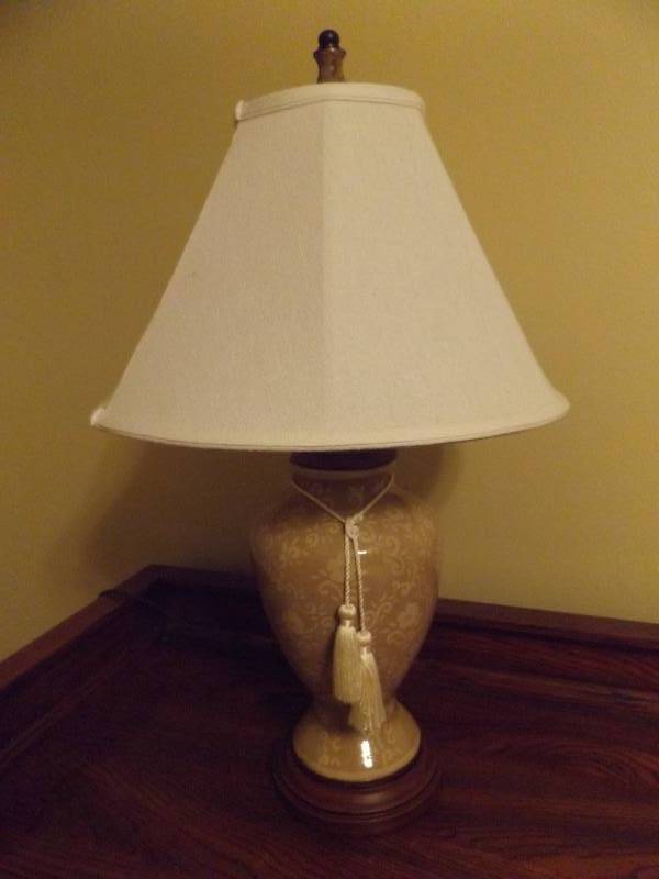 lot 371 image: Lamp