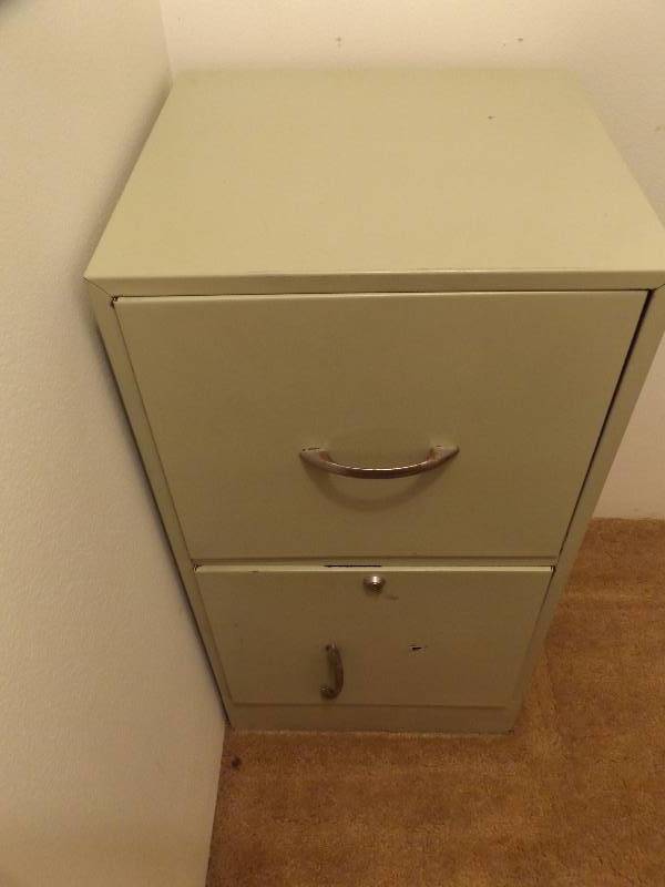 lot 376 image: 2 Drawer Metal File Cabinet