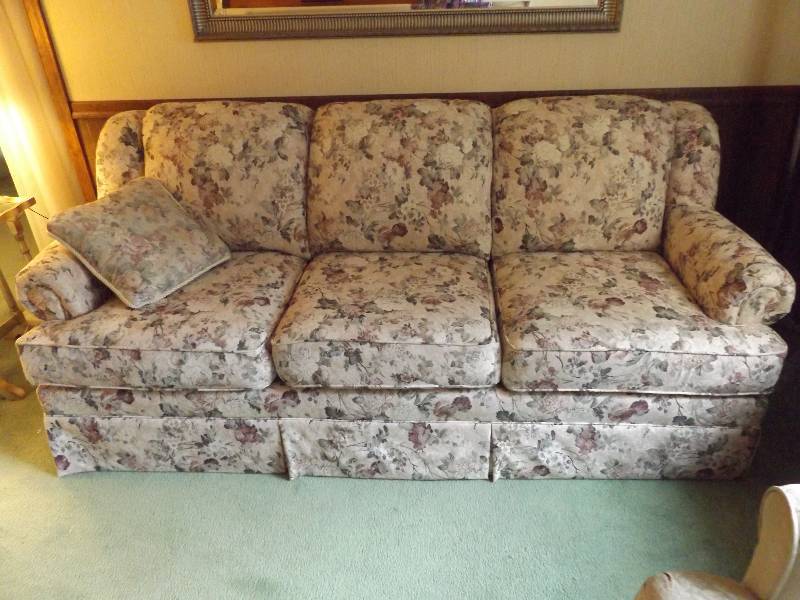 lot 388 image: Couch
