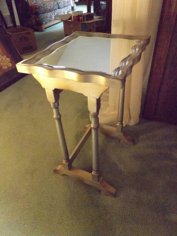 lot 390 image: Side Table