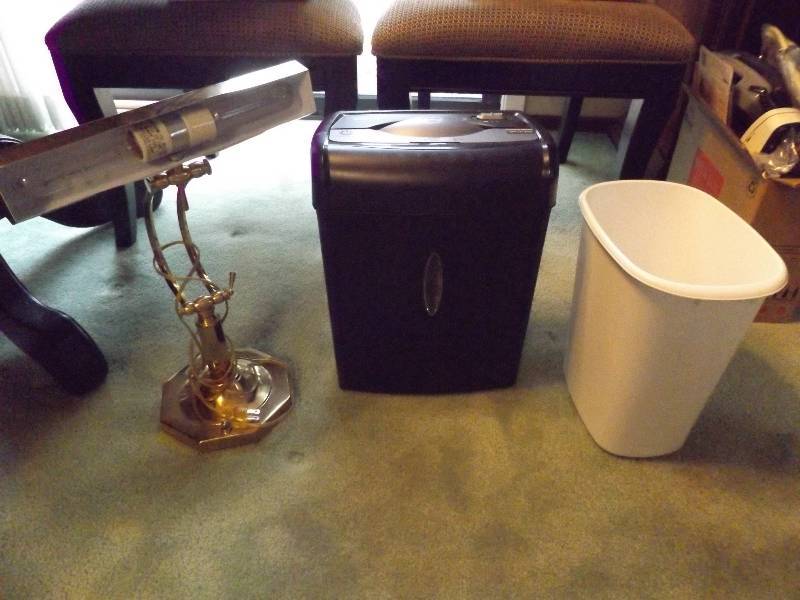 lot 402 image: Desk Lamp, Shredder