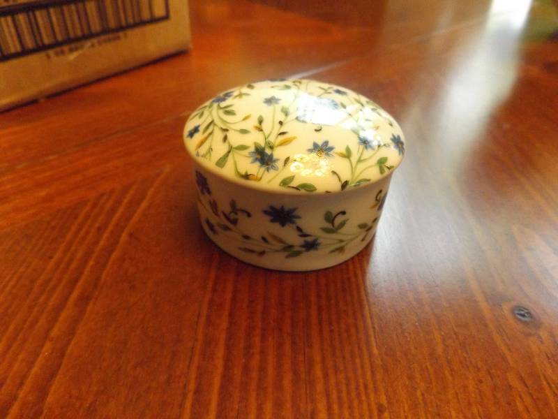 lot 405 image: Limoges Trinket Box