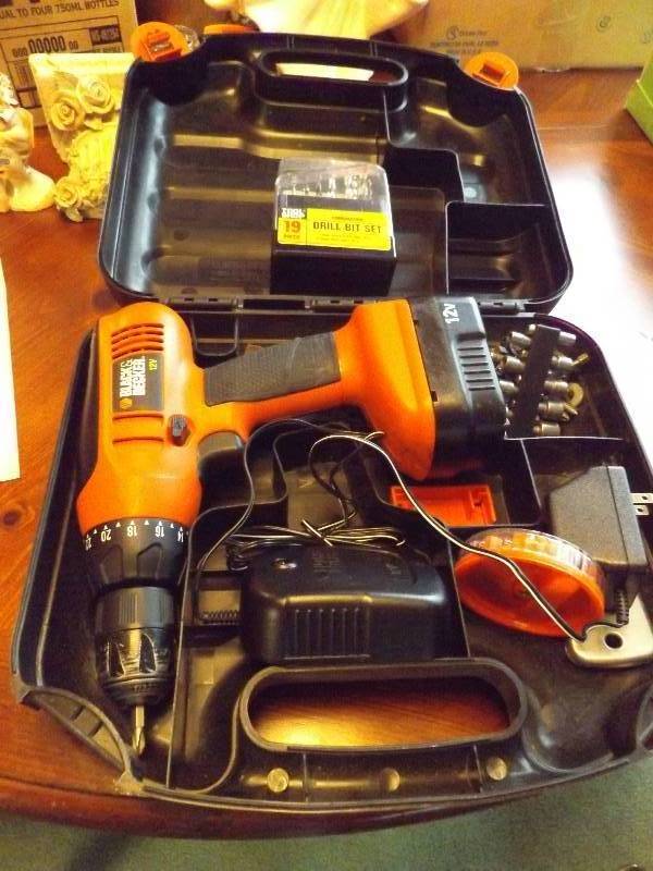 lot 412 image: Black and Decker Drill Set