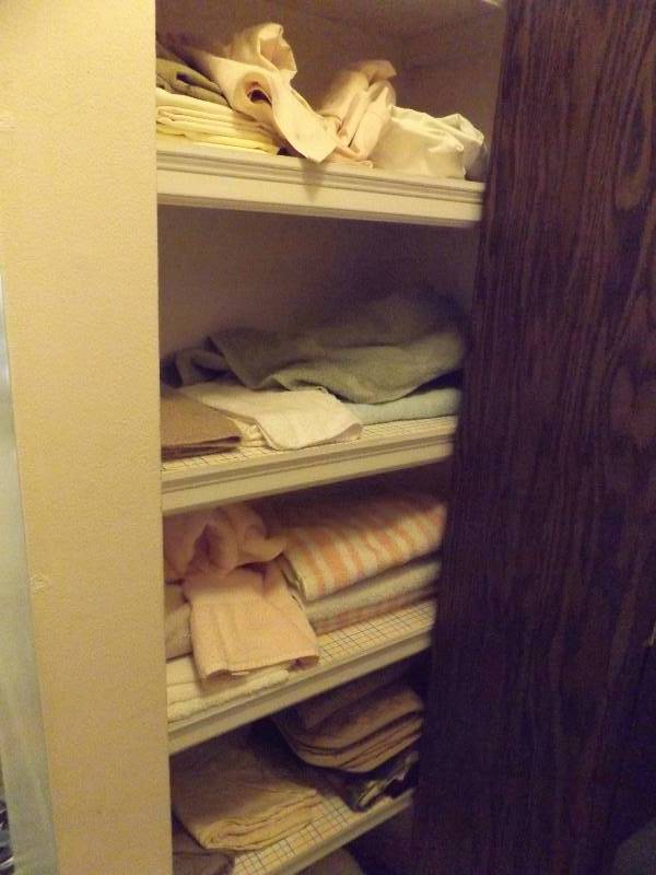 lot 413 image: Linen Closet