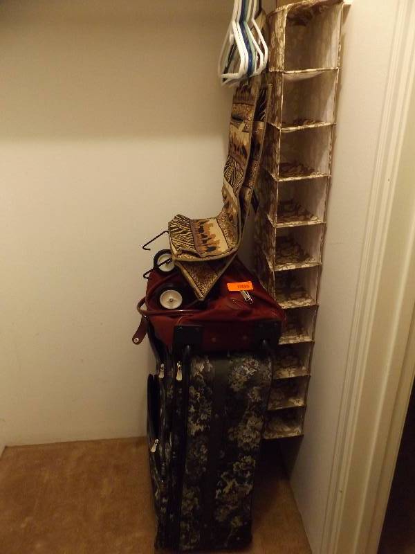 lot 418 image: Luggage