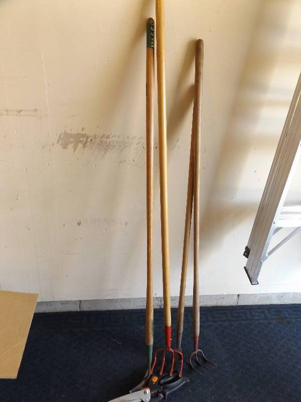 lot 444 image: Gardening Tools