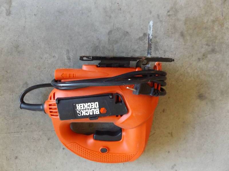 lot 448 image: Black and Decker Saw
