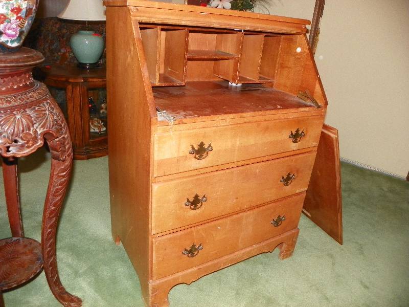 lot 33 image: SMALL DESK