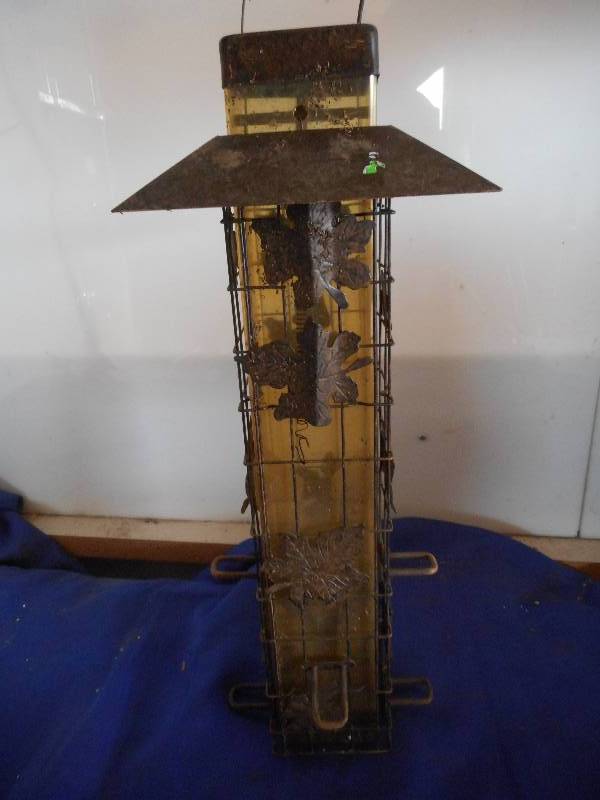 lot 2 image: ANTIQUE BIRD FEEDER