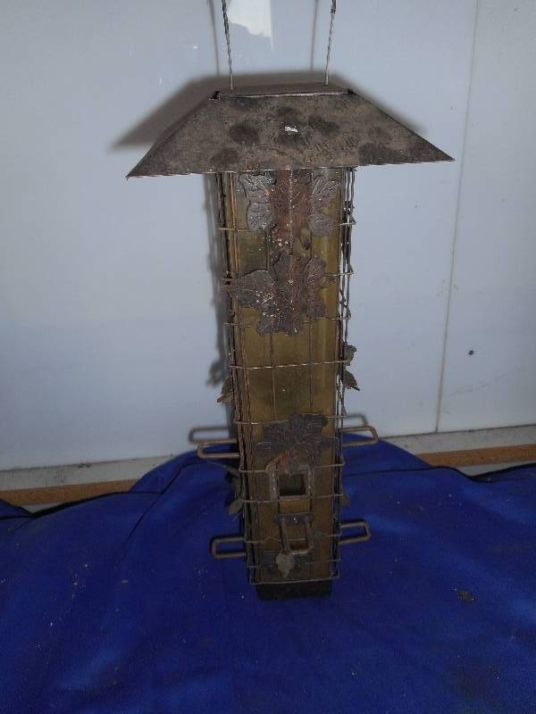 lot 6 image: ANTIQUE BIRD FEEDER