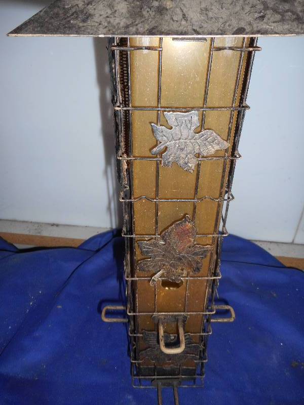 lot 9 image: ANTIQUE BIRD FEEDER