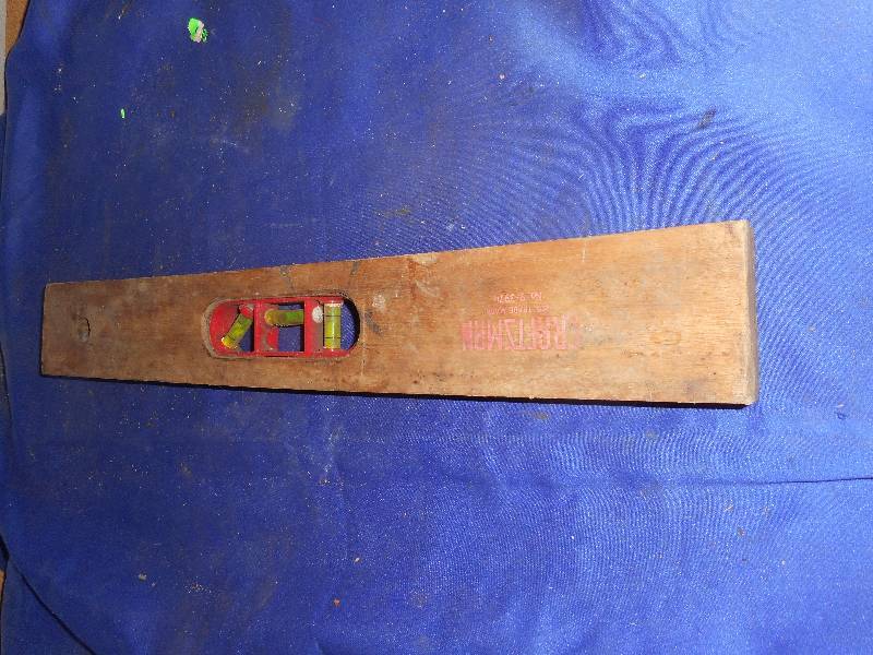 lot 22 image: VINTAGE WOODEN LEVEL