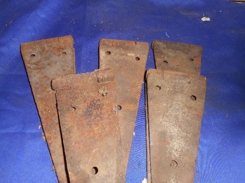 lot 36 image: 5 HEAVY IRON HINGES