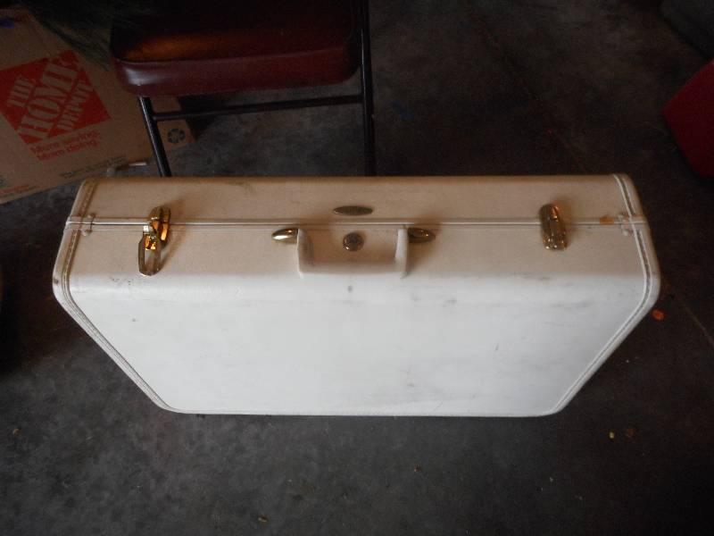 lot 98 image: VINTAGE SUIT CASE