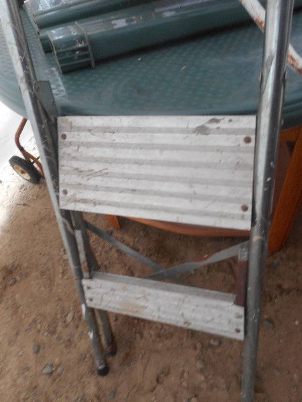 lot 78 image: METAL 2 STEP LADDER