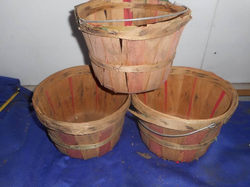 lot 90 image: 3 VINTAGE SMALL PRODUCE BASKETS