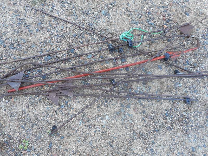lot 99 image: ELECTRIC FENCE POSTS