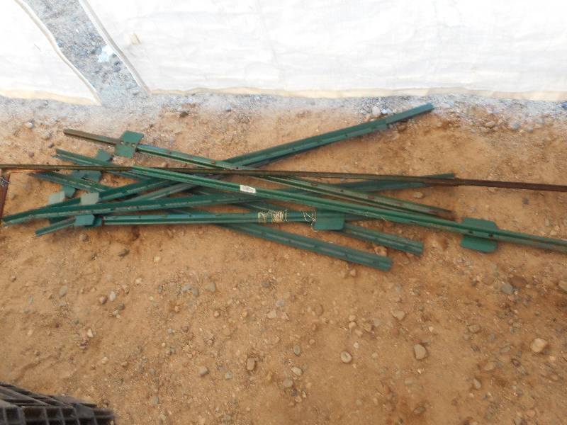 lot 100 image: GREEN ELECTRIC FENCE POSTS