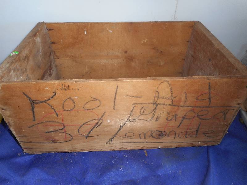 lot 127 image: VINTAGE WOOD CRATE