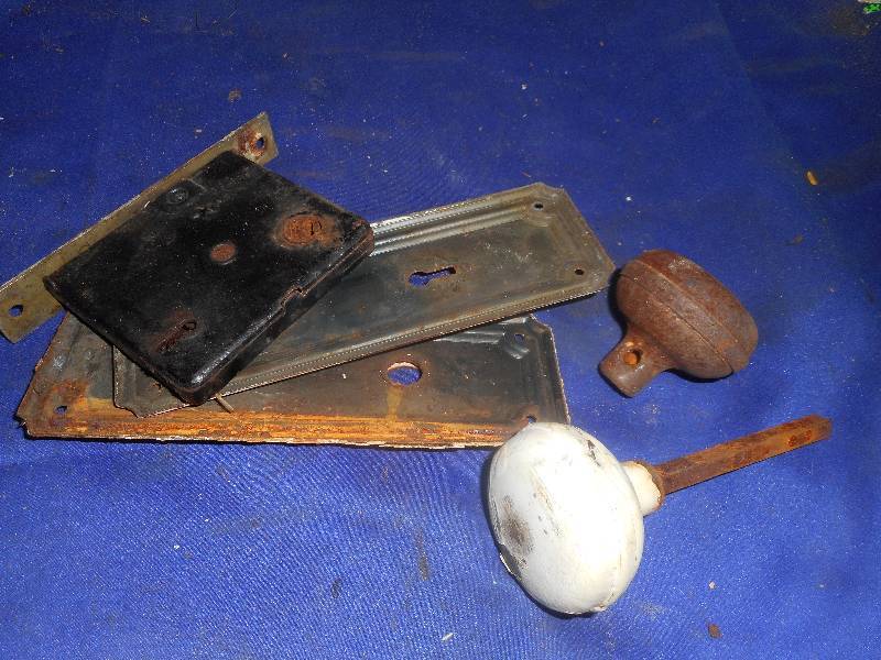 lot 137 image: ANTIQUE KNOBS AND DOOR PLATES