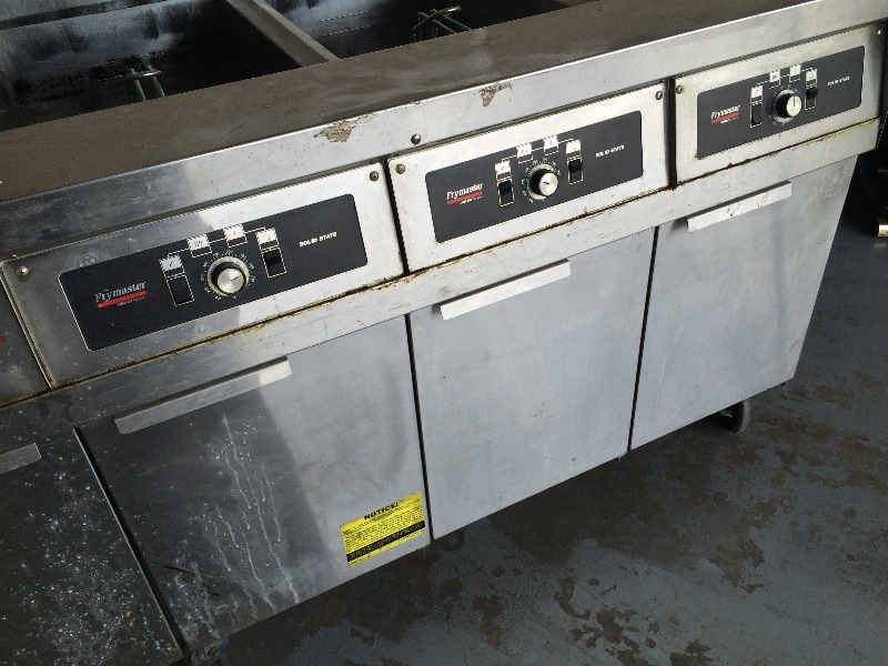 Frymaster Deep Fryer - works   includes some accessories   Bring Your Own Help for Loading