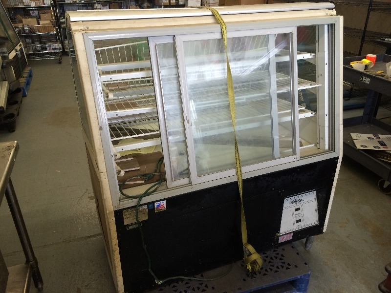 Federal Display Cooler   Measures 48 wide x 38 deep x 48 high   WORKS   Bring Your Own Help for Loading