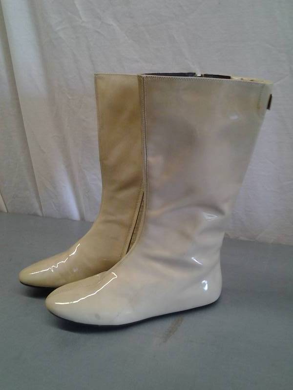 lot 30 image: Burberry Patent Leather Fashion Boots Size 37 12 (Italy)