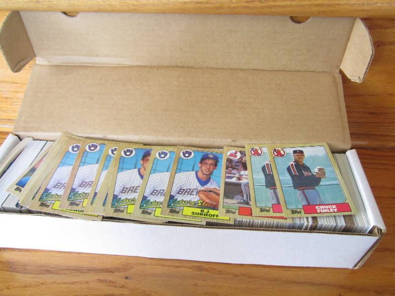 Box of mixed baseball cards...