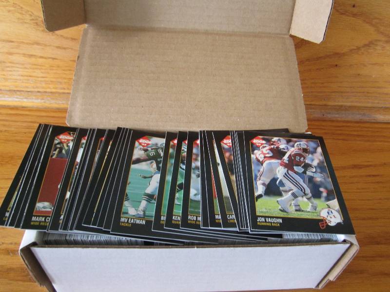 Box of 1992-93 edge football cards...