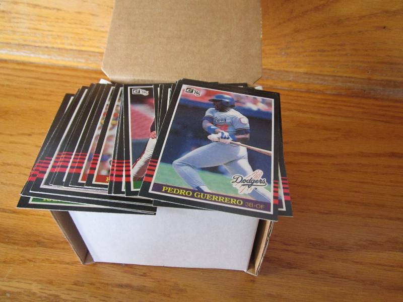 Box of 1985 donruss baseball cards...