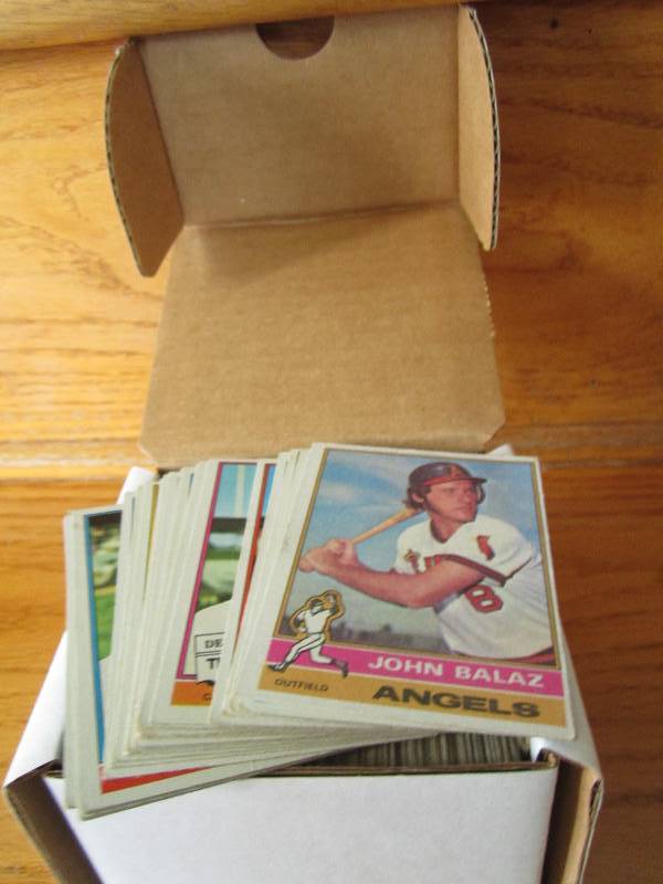 Box of 1976 topps baseball cards...