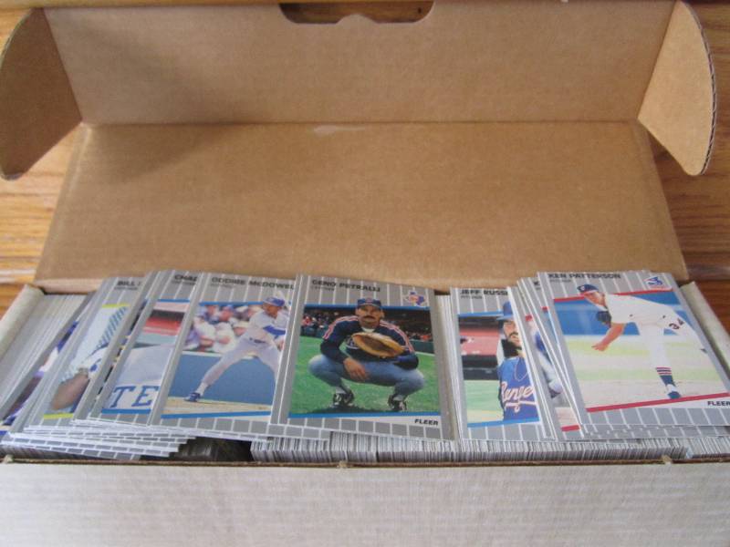 Box of 1989 fleer baseball cards...