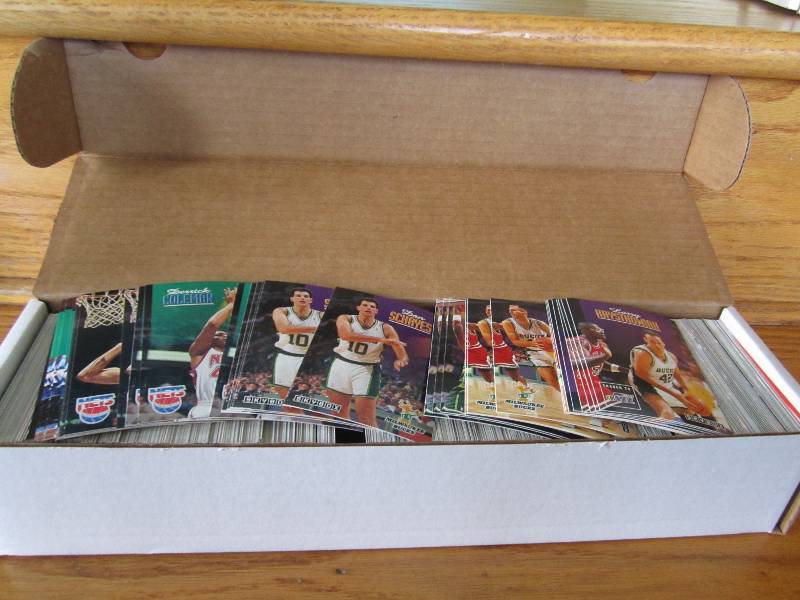 Box of 1991-92 skybox basketball ca...