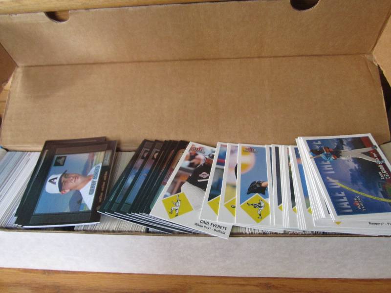 Box of mixed Baseball cards...