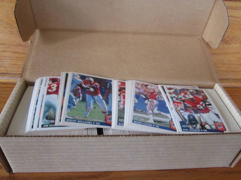 Box of 1992 fleer football cards...