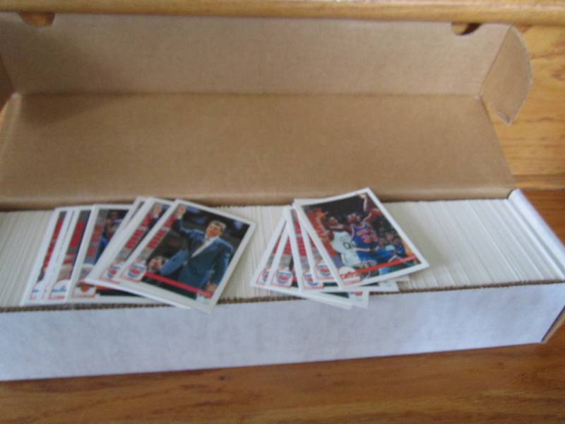 Box of 1992-93 NBA hoops basketball...