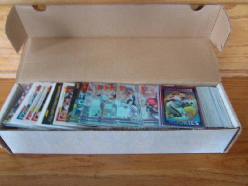 Box of misc football cards...