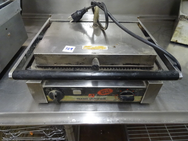 lot 109 image: Nuona Simonelli Panini Grill 120 Volt