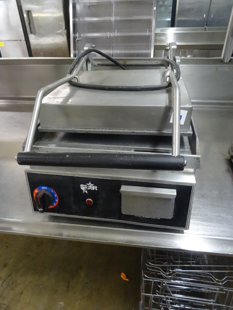 lot 110 image: Star Panini Grill GR14SN 120 Volt