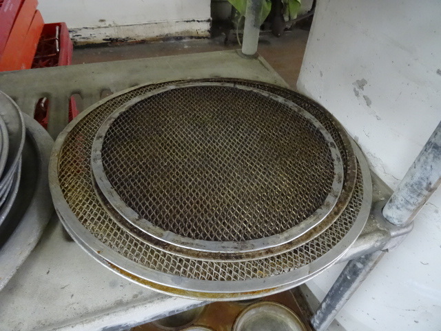 lot 207 image: Pizza Pans and Screens
