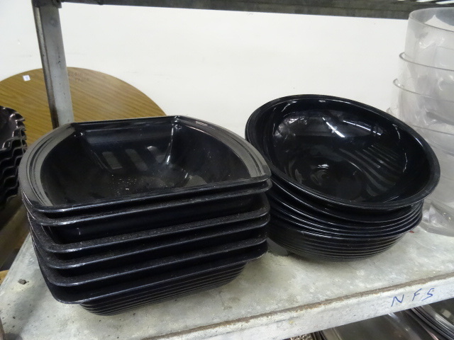 lot 213 image: Misc Plastic Bowls and Containers