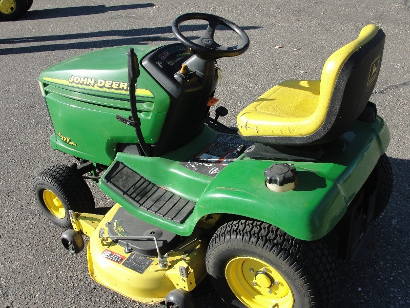 lot 5 image: LX277 Lawnmower