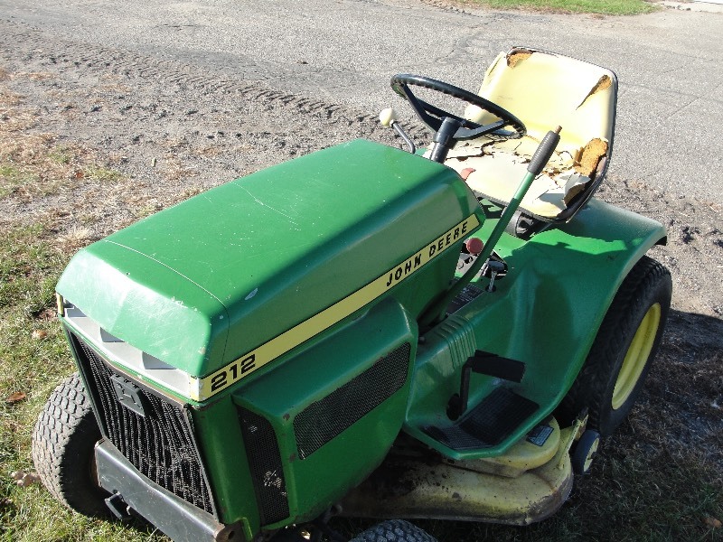 lot 6 image: John Deere 212 Lawn Mower