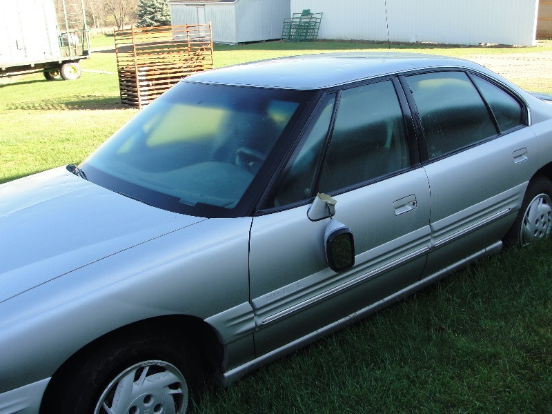 lot 2 image: 1998 Pontiac Bonneville parts car