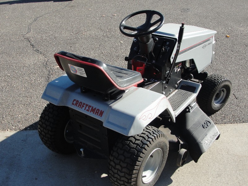 lot 4 image: Craftsman Lawn Tractor