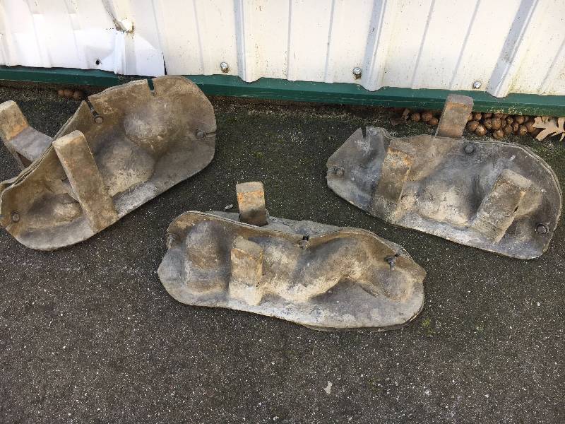lot 7 image: Four Frog Concrete Molds (3 - Small 1-Medium)