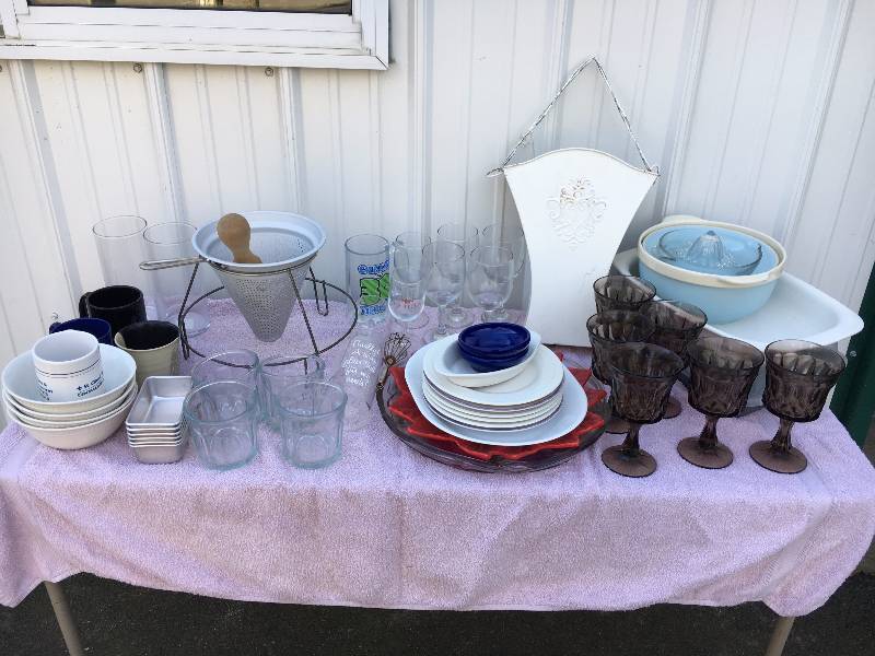 lot 31 image: Large Log of Kitchenware & Magizine Stand